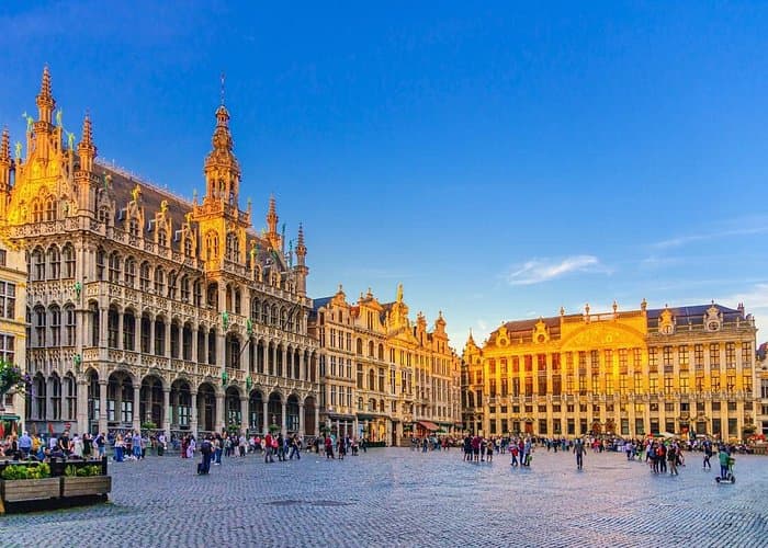 Transfer From Amsterdam To Paris Via Brussels (Visit Grand Place, Manneken Pis Statue And Atomium Photo Stop)